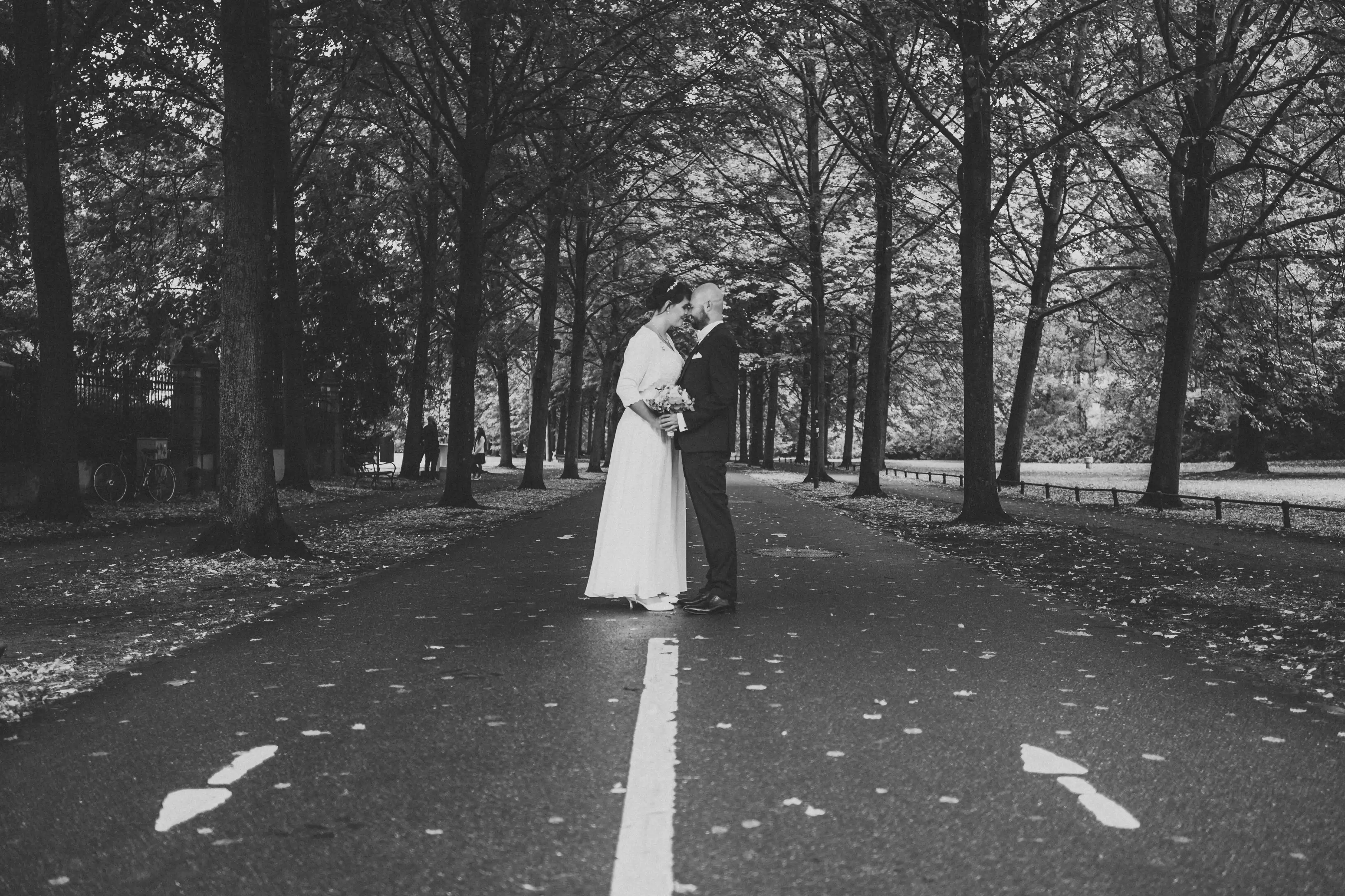 Das Gründerpaar von Simply-Wedding nach seiner standesamtlichen Trauung auf der Promenade in Münster